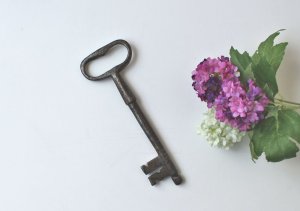 画像1: ビンテージ　大きめの鉄の鍵