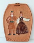 画像2: ビンテージ　民族衣装の男女の陶板 (2)
